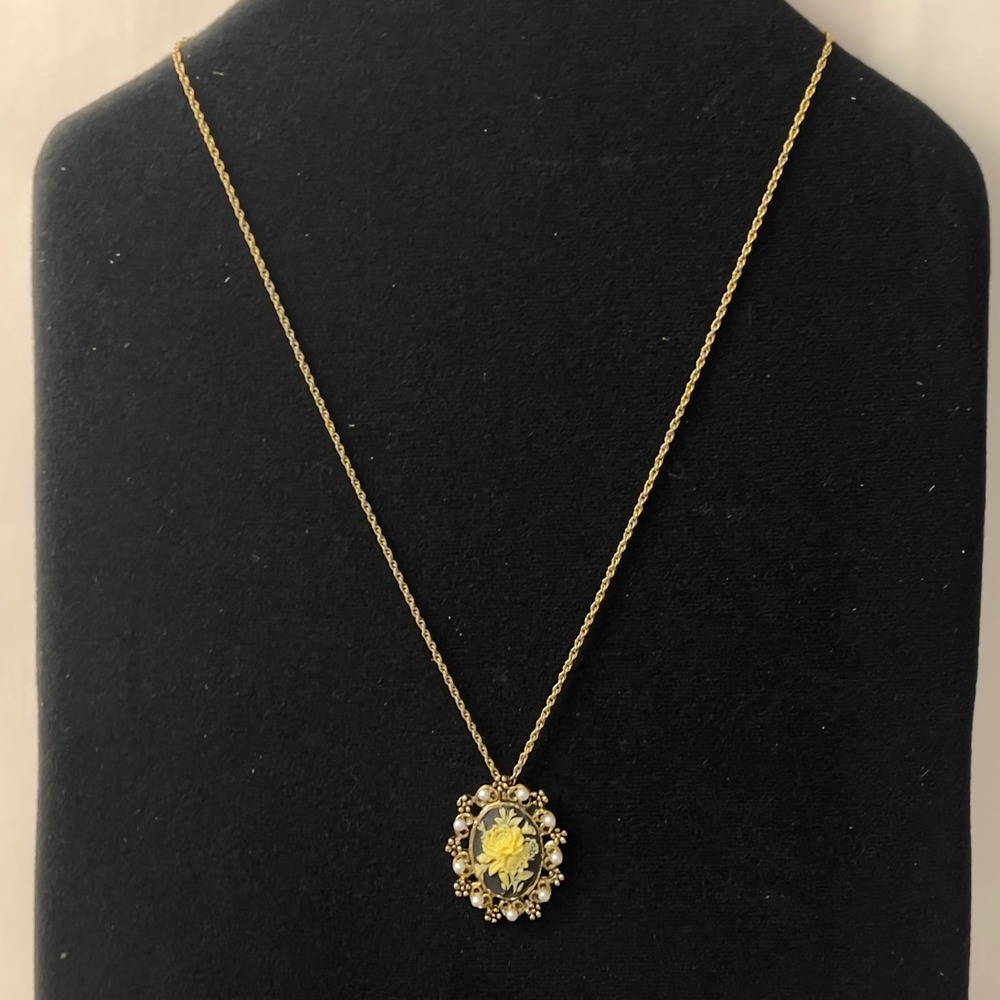 Vintage Yellow Floral Cameo Necklace Faux Pearl Gold Tone Rope Chain 23.5"
